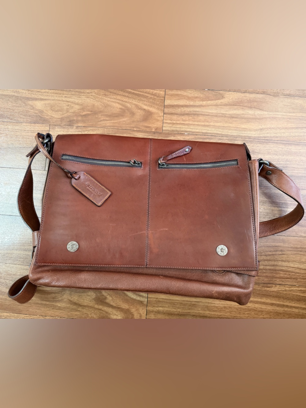 Old Trend Men’s Chestnut Brown Leather Messenger Bag